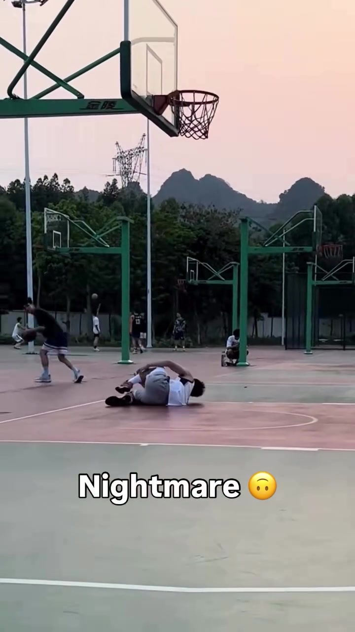 算谁的小伙扣篮落地时