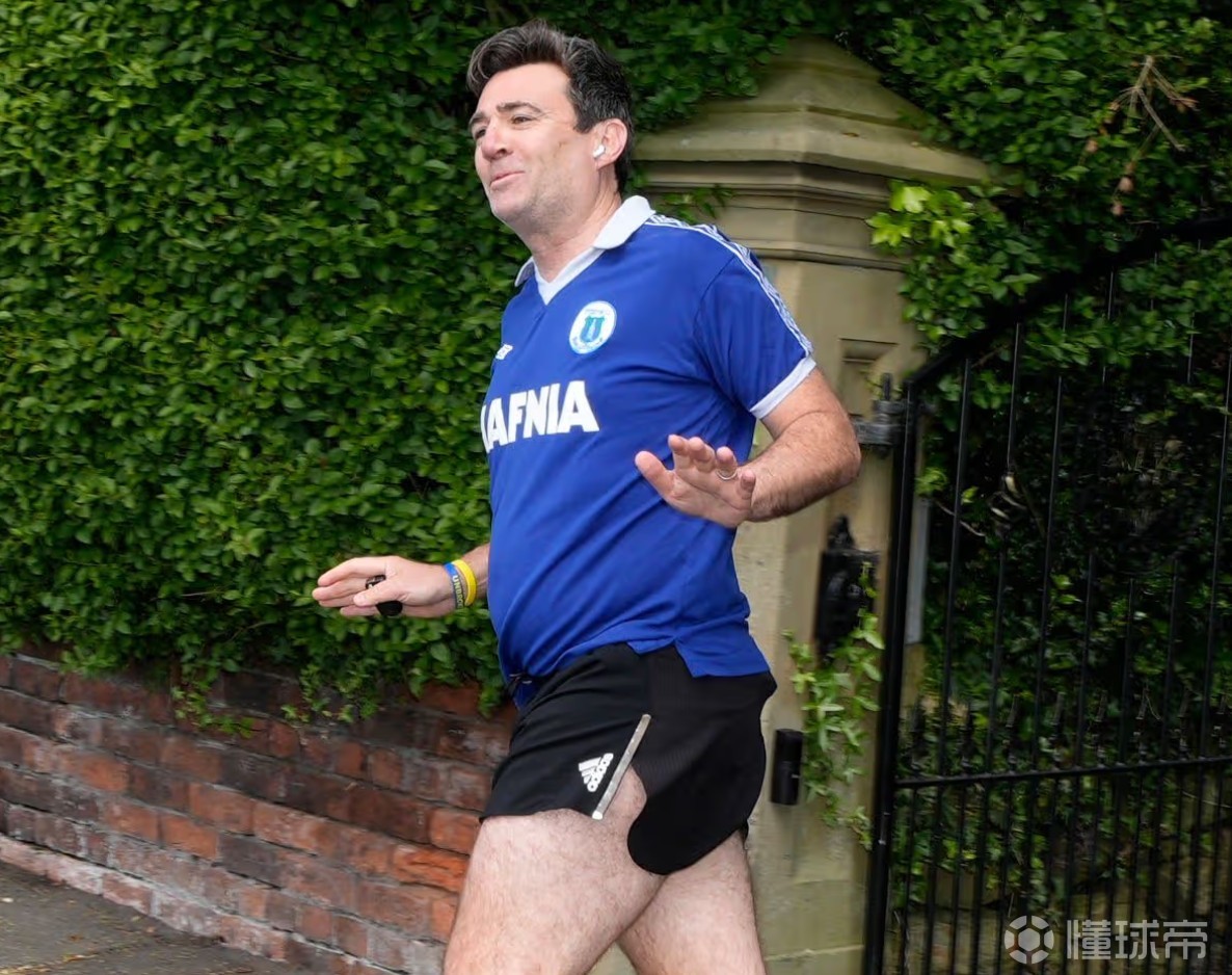 英国新任首相伯纳姆是埃弗顿球迷，上任后埃弗顿向他送上祝贺